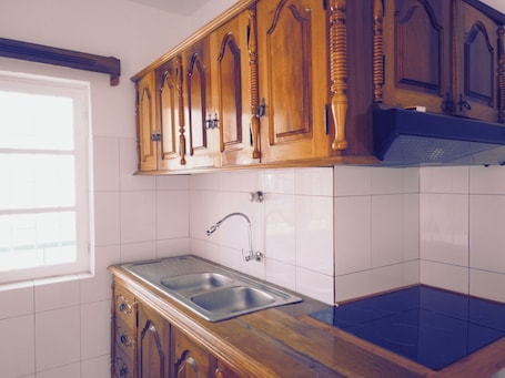 Full-size fridge, microwave, stovetop, cookware/dishes/utensils