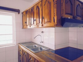 Refrigerador con freezer, microondas, placa de cocina