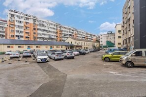 Tempat letak kenderaan sendiri percuma 