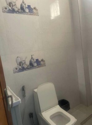 Bathroom - Chez Ndeye Amy Zac Mbao.
 (Dakar)