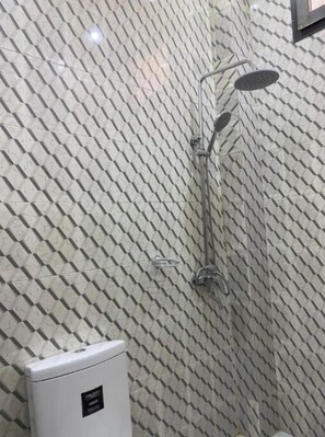 Douche, serviettes fournies, savon