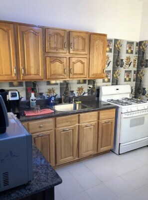 Private kitchen - Lovely 2 bedroom apartment with free parking.
(Dakar)