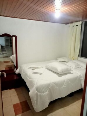 Habitación triple clásica, patio, vista al jardín | Tabla de planchar con plancha y wifi gratis 