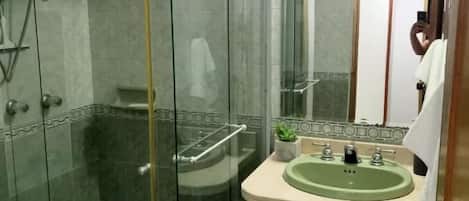 Jabón, shampoo, papel de baño