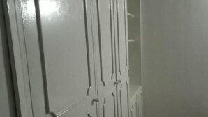 A room with a white wardrobe, tiled floor, and a wooden ceiling. - Hospedaje Cristiano Almagor (Bogotá)
