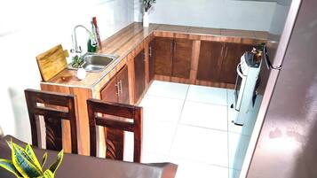 Refrigerador, horno, parrilla de estufa y utensilios de cocina