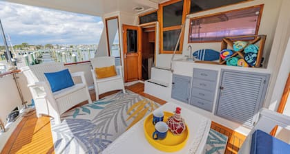 Charming 2-bedroom boat in amazing Manteo WiFi, AC, fitness room, pool, kayaks