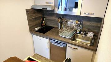 Réfrigérateur, micro-ondes, lave-vaisselle, cafetiÚre/bouilloire