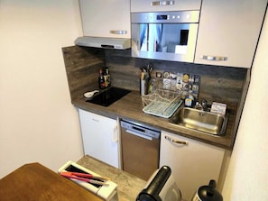 Fridge, microwave, dishwasher, coffee/tea maker