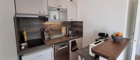 Kühlschrank, Mikrowelle, Geschirrspüler