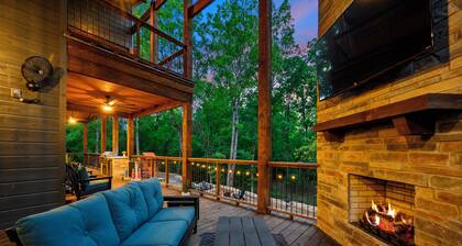 Game Room - POOL - 4 King Bedroom + Bunk Room with Spacious Patio on a Creek!