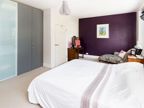 3 bedrooms, iron/ironing board, free WiFi, bed sheets - Unique & Large Family Home, Central Leamington Spa | Pass the Keys (Leamington Spa)