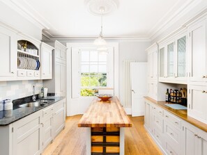 Refrigerador, microondas, horno y lavavajillas