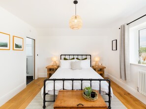 4 bedrooms, iron/ironing board, free WiFi, bed sheets