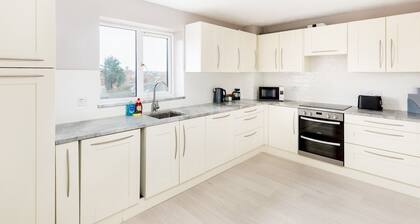 2Bed Flat, Central Stratford-upon-Avon & Parking | Pass the Keys