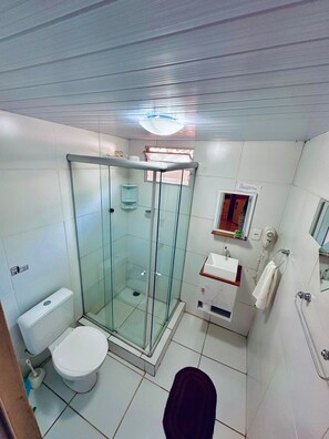 Habitació amb dos llits individuals | Bany | Dutxa, tovalloles, sabó i xampú 