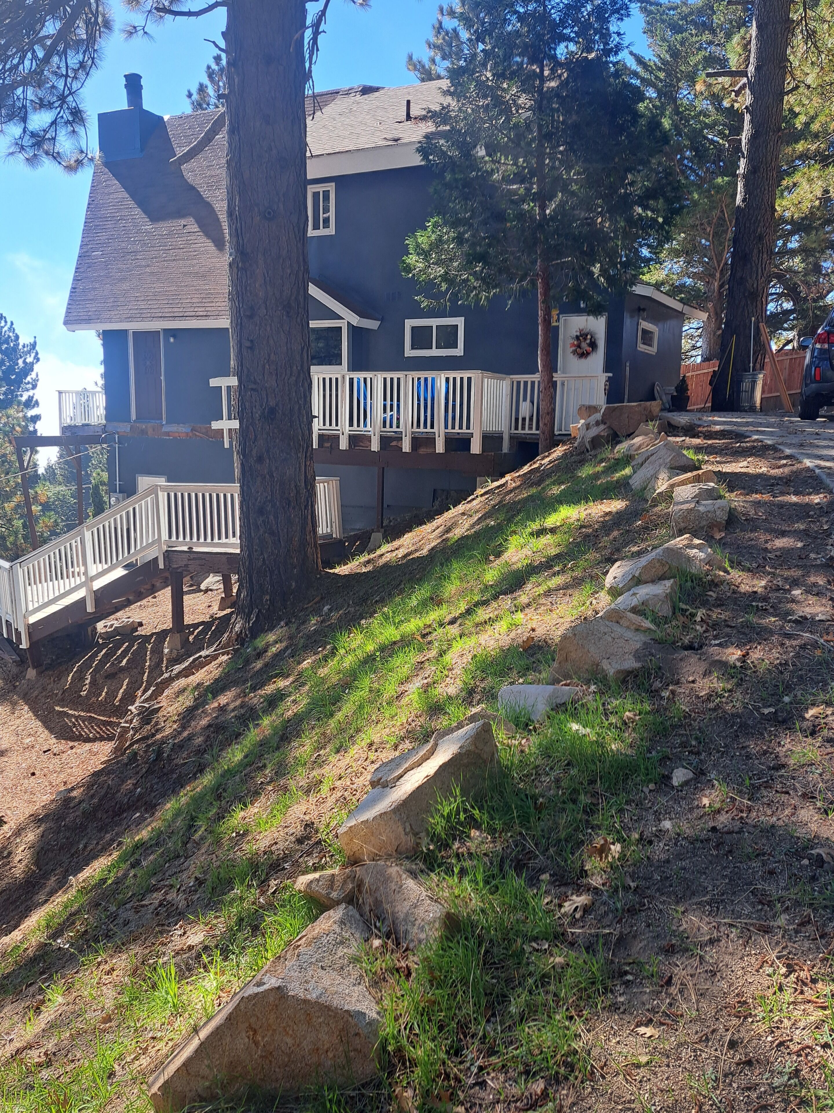 Peaceful 3-bedroom cabin in Running Springs with amazing views on a 1/2 acre 