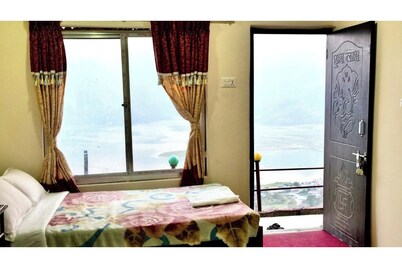 Charming 1-bedroom cottage with WiFi and AC in fantastic Pokhara