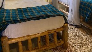 ห้องคอมฟอร์ททวิน | เครื่องนอนป้องกันสารก่อภูมิแพ้, ผ้านวมขนเป็ด, โต๊ะทำงาน