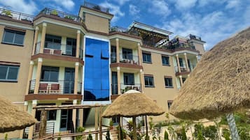 Vista frontal de la propiedad