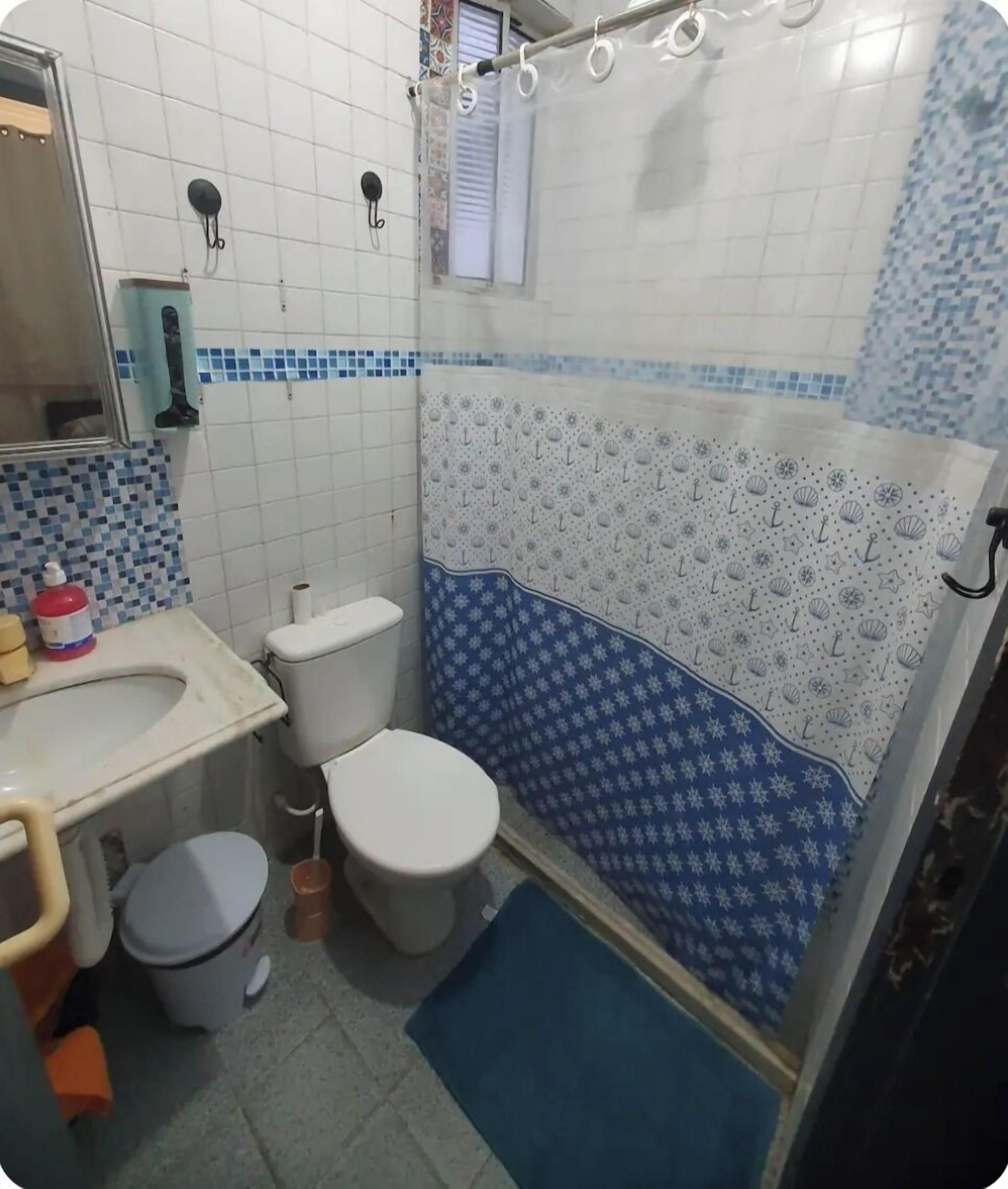 Classic Apartment | Bathroom | Shower, towels, soap, shampoo