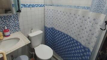 Classic Apartment | Bathroom | Shower, towels, soap, shampoo