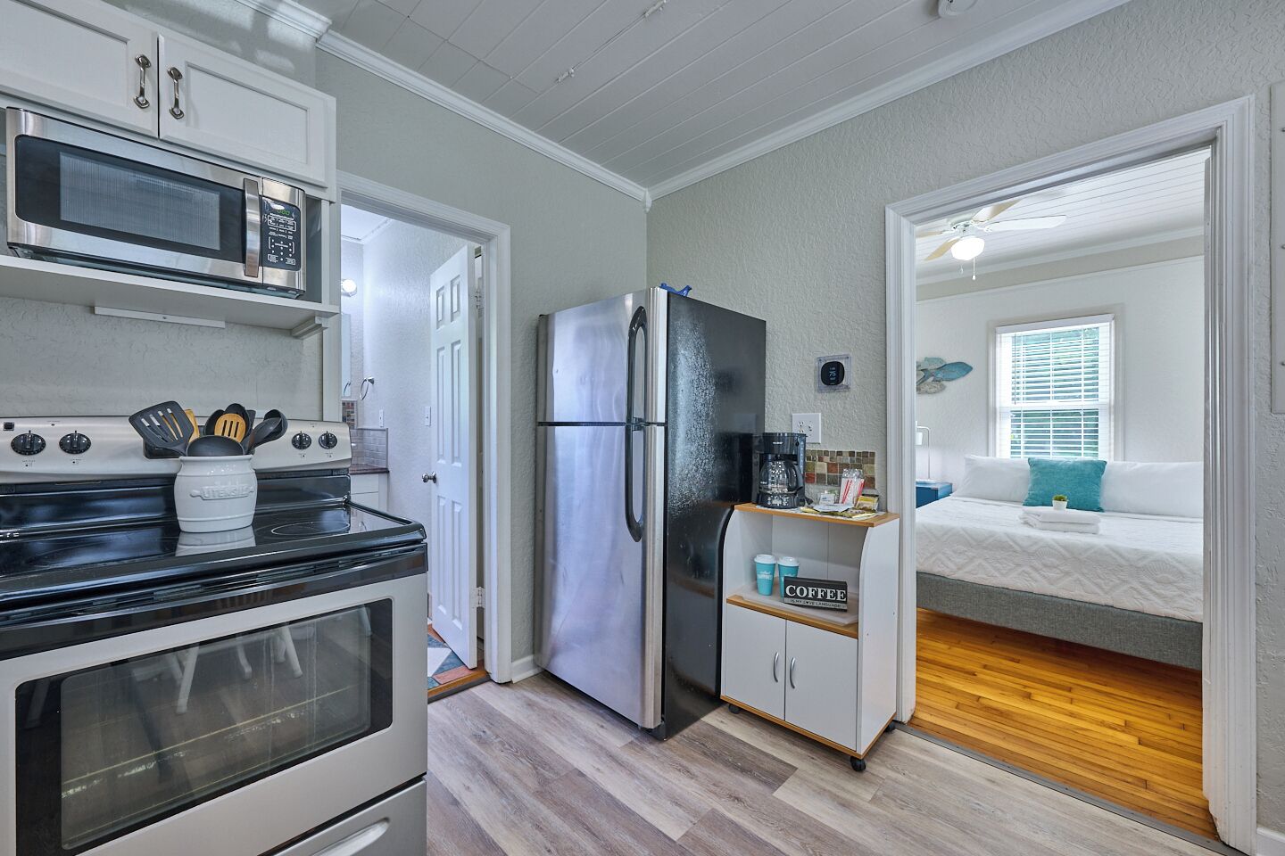 Kühlschrank, Mikrowelle, Ofen, Herdplatte