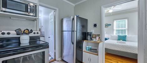 Kjøleskap, mikrobølgeovn, ovn og kokeplater