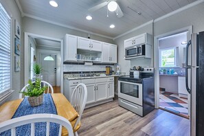 Køleskab, mikrobølgeovn, ovn, kogeplade