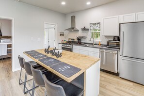 Fridge, microwave, stovetop, dishwasher