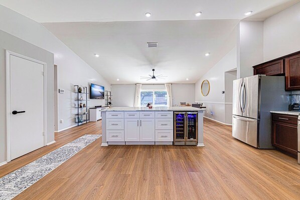 Fridge, microwave, oven, stovetop - Fun In the Sun: Near Disney, Universal, Sea World + Game Room + Heated Pool (Orlando)