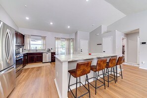 Fridge, microwave, oven, stovetop - Fun In the Sun: Near Disney, Universal, Sea World + Game Room + Heated Pool (Orlando)