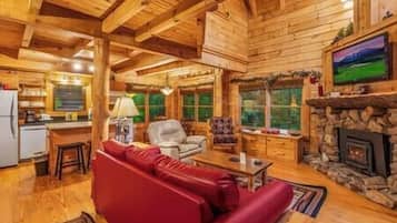 Tv, eldstad och ett bordtennisbord