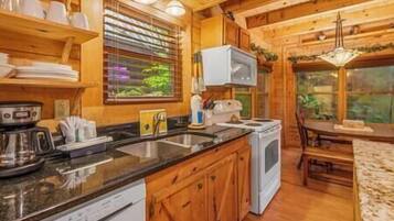 Kylskåp, mikrovågsugn, ugn och spishäll