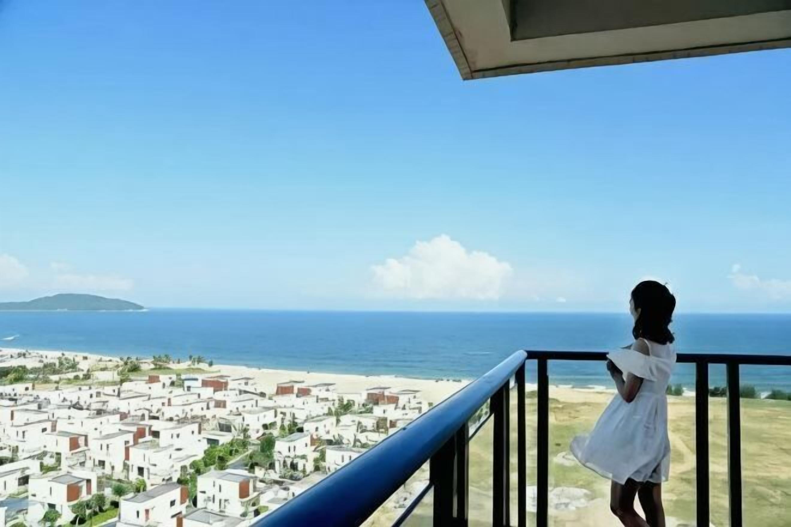 Un balcon avec vue sur la mer et les bâtiments.
