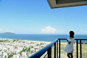 Un balcon avec vue sur la mer et les bĂątiments.