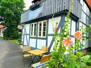 Outdoor dining - Apartment for 10 people in the guest house on the Weser cycle path (Hann. Münden)