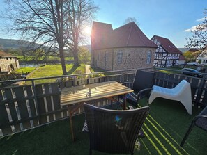 Outdoor dining - Apartment for 10 people in the guest house on the Weser cycle path (Hann. Münden)