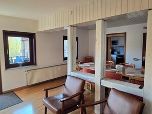 Dining - Apartment for 10 people in the guest house on the Weser cycle path (Hann. Münden)