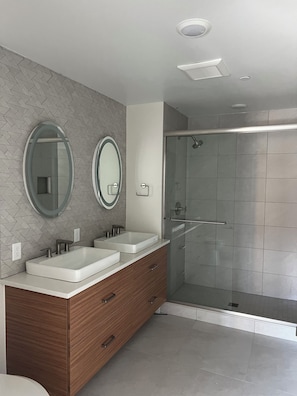 Douche, séchoir à cheveux, serviettes fournies, savon
