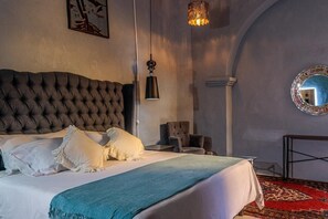 スタンダード ルーム キングベッド 1 台 | 高級寝具、羽毛の掛け布団、WiFi (無料)