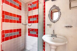 Studio – deluxe | Bad | Såpe, sjampo og toalettpapir