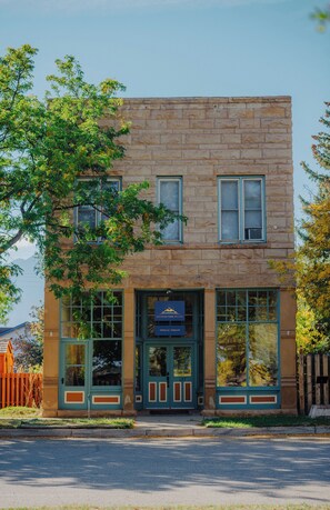 Exterior - Alpine Oasis – Your Perfect La Veta Getaway -In the heart of downtown La Veta (La Veta)