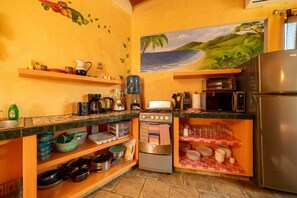 Køleskab, mikrobølgeovn, ovn, kogeplade