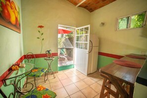 Dining - Casa Happy Sol - Cangrejo: Pool, Surf, & Relax (San Francisco)