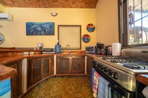 Fridge, oven, stovetop, coffee/tea maker - Casa Happy Sol - Delfin: Pool Boho Beach Vibes (San Francisco)