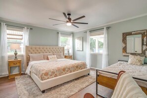 4 bedrooms, desk, iron/ironing board, travel cot - Lakefront Living with Pickleball, Basketball, Hot Tub & Lake activities (Gordon)