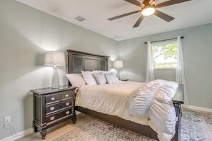 4 makuuhuonetta, silitysrauta/-lauta, vauvan matkasänky, Wi-Fi