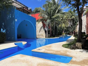 Una piscina al aire libre