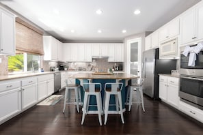 Fridge, microwave, oven, stovetop - Sunset Paradise in Escondido, CA
(Escondido)